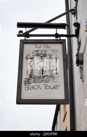Caernarfon, Großbritannien - 11. Juli 2022: Das Black Tower Hotel in Caernarfon in Nordwales Stockfoto