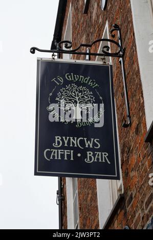 Caernarfon, Großbritannien, 11. Juli 2022: Das Schild für das Café und die Bar Byncws in Caernarfon in Nordwales Stockfoto