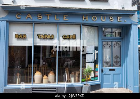 Caernarfon, Großbritannien - 11. Juli 2022: Café und Bar im Castle House in Caernarfon in Nordwales Stockfoto