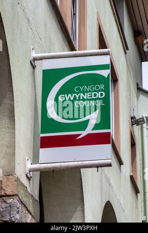 Caernarfon, Großbritannien, 11. Juli 2022: Das Zeichen für den Cyngor Gwynedd-Rat in Caernarfon in Nordwales Stockfoto