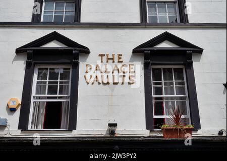 Caernarfon, Großbritannien - 11. Juli 2022: The Palace Vaults Bar und Restaurant in Caernarfon in Nordwales Stockfoto