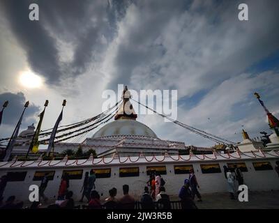 Kathmandu, Bagmati, Nepal. 3. September 2022. Am 3. September 2022 besuchen die Menschen die Boudhanath Stupa in Boudha, eine UNESCO-Weltkulturerbestätte in Kathmandu, Nepal. (Bild: © Sunil Sharma/ZUMA Press Wire) Stockfoto