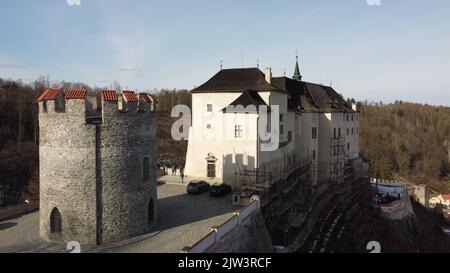 Cesky Sternberk, Tschechische republik - 16. September 2022: Cesky Sternberk Luftpanorama Landschaft Ansicht dieser alten gut befestigten mittelalterlichen Burg, Tschechische Republik Stockfoto