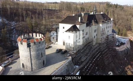 Cesky Sternberk, Tschechische republik - 16. September 2022: Cesky Sternberk Luftpanorama Landschaft Ansicht dieser alten gut befestigten mittelalterlichen Burg, Tschechische Republik Stockfoto