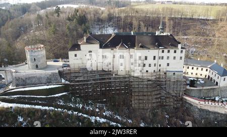 Cesky Sternberk, Tschechische republik - 16. September 2022: Cesky Sternberk Luftpanorama Landschaft Ansicht dieser alten gut befestigten mittelalterlichen Burg, Tschechische Republik Stockfoto