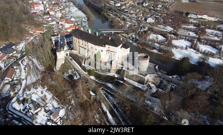 Cesky Sternberk, Tschechische republik - 16. September 2022: Cesky Sternberk Luftpanorama Landschaft Ansicht dieser alten gut befestigten mittelalterlichen Burg, Tschechische Republik Stockfoto