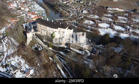 Cesky Sternberk, Tschechische republik - 16. September 2022: Cesky Sternberk Luftpanorama Landschaft Ansicht dieser alten gut befestigten mittelalterlichen Burg, Tschechische Republik Stockfoto