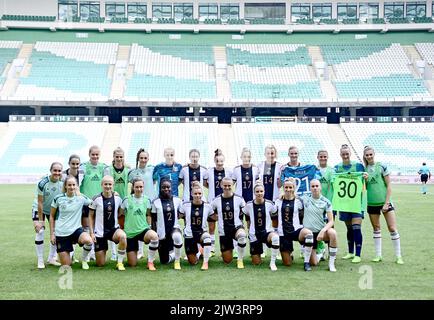 Bursa, Türkei. 03. September 2022. Fußball, Frauen: WM-Qualifikation Europa Frauen, Türkei - Deutschland, Gruppenphase, Gruppe H, Matchday 9 in der Timsah Arena Stadyumu. Vor dem Start grüßen die DFB-Frauen, die erstmals das neue Trikot für alle Nationalmannschaften tragen, Ann-Katrin Berger, die erneut an Krebs erkrankt ist. Kapitän Popp (4. von rechts) und Torhüter Almuth Schult (2. von rechts) halten das Chelsea FC Torwartstrikot und symbolisieren damit, dass die Spieler an den 31-Jährigen denken. Quelle: Seskim/dpa/Alamy Live News Stockfoto