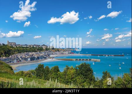 Panoramablick auf Cancale, gelegen an der Küste des Atlantischen Ozeans an der Baie du Mont Saint Michel, Bretagne, Frankreich Stockfoto