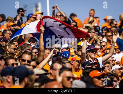 ZANDVOORT - Fans in den Tribünen beim Qualifying vor dem Großen Preis der Niederlande F1 auf dem Circuit Zandvoort am 3. September 2022 in Zandvoort, Niederlande. REMKO DE WAAL Stockfoto
