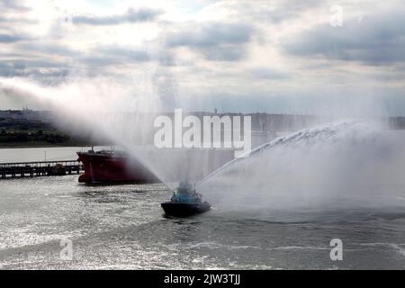 Lomax Löschschiff Schlepper Wasser salutieren Kreuzschiff Stockfoto