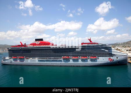 Virgin Voyages Valiant Lady auf Ibiza auf den Balearen, Spanien im Sommer Stockfoto