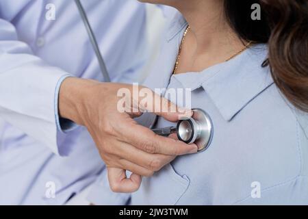 Nahaufnahme des Arztes, der dem Herzen einer Patientin zuhört Stockfoto