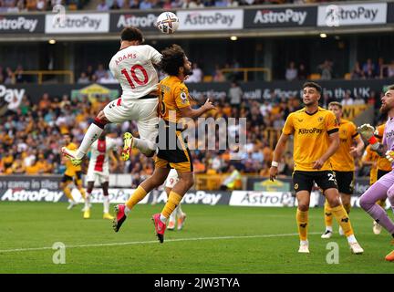 Che Adams von Southampton (links) geht beim Premier League-Spiel im Molineux Stadium, Wolverhampton, auf das Tor zu. Bilddatum: Samstag, 3. September 2022. Stockfoto