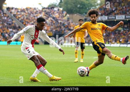 Kyle Walker-Peters von Southampton (links) schießt beim Premier League-Spiel im Molineux Stadium, Wolverhampton, auf das Tor. Bilddatum: Samstag, 3. September 2022. Stockfoto