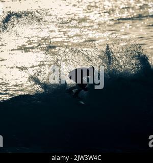 Wellenreiten am Porthleven Reef. Stockfoto