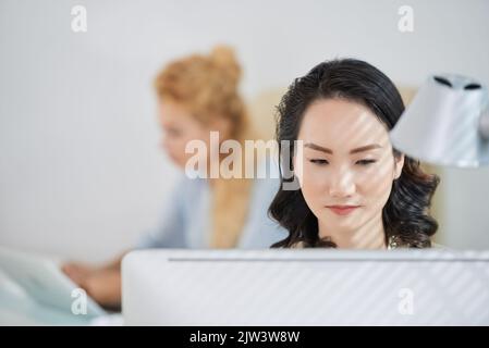 Chience weibliche Geschäftsführerin konzentrierte sich auf die Arbeit Stockfoto