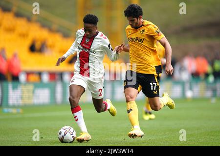 Kyle Walker-Peters von Southampton (links) und Manuel Goncalo Guedes von Wolverhampton Wanderers kämpfen während des Premier League-Spiels im Molineux Stadium in Wolverhampton um den Ball. Bilddatum: Samstag, 3. September 2022. Stockfoto