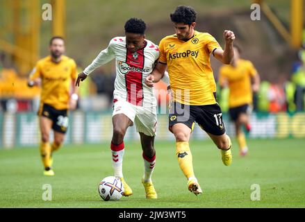 Kyle Walker-Peters von Southampton (links) und Manuel Goncalo Guedes von Wolverhampton Wanderers kämpfen während des Premier League-Spiels im Molineux Stadium in Wolverhampton um den Ball. Bilddatum: Samstag, 3. September 2022. Stockfoto