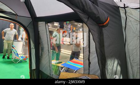 DÜSSELDORF, NRW, DEUTSCHLAND - 01. SEPTEMBER 2022: Reisemobile und Camper zum Verkauf oder zur Miete auf einer Ausstellung. Konzept Freiheit, Familienurlaub, holid Stockfoto