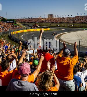 ZANDVOORT - Fans in den Tribünen beim Qualifying vor dem Großen Preis der Niederlande F1 auf dem Circuit Zandvoort am 3. September 2022 in Zandvoort, Niederlande. REMKO DE WAAL Stockfoto