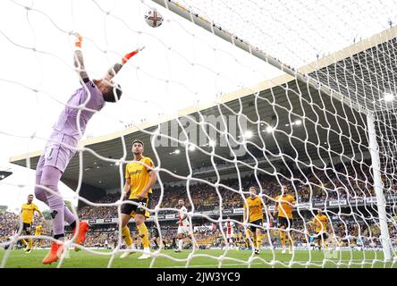 Wolverhampton Wanderers Torhüter Jose Sa rettet sich während des Premier League-Spiels im Molineux Stadium in Wolverhampton. Bilddatum: Samstag, 3. September 2022. Stockfoto