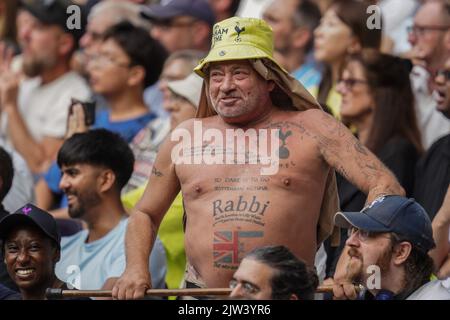 London, Großbritannien. 03. September 2022. Ein Tottenham-Fan mit seinem Top-off, der seine Tattoos während des Premier League-Spiels Tottenham Hotspur gegen Fulham im Tottenham Hotspur Stadium, London, Großbritannien, 3.. September 2022 (Foto von Richard Washbrooke/News Images) in London, Großbritannien am 9/3/2022. (Foto von Richard Washbrooke/News Images/Sipa USA) Quelle: SIPA USA/Alamy Live News Stockfoto