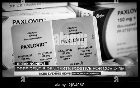 Ein Fernsehbild von CBS Evening News, das über den US-Präsidenten Joe Biden berichtet, hat einen positiven Test auf das Covid-19-Virus durchgeführt. Stockfoto