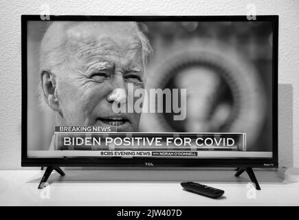 Ein Fernsehbild von CBS Evening News, das über den US-Präsidenten Joe Biden berichtet, hat einen positiven Test auf das Covid-19-Virus durchgeführt. Stockfoto