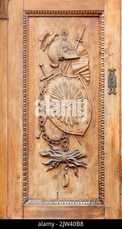 Detail der Dekoration der hölzernen Türblende am Eingang der Abtei Sacra di San Michele im Susa-Tal, Italien Stockfoto