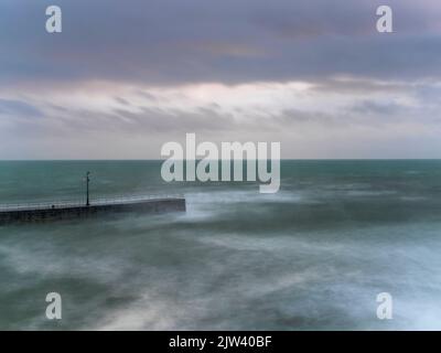 Der Sturm von 2014, der Porthleven Cornwall traf, sorgte für einige erstaunliche lange Verschlusszeiten-Bilder vom Pier und den Wellen. Stockfoto