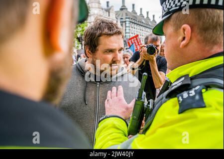 London, Großbritannien. 3. September 2022. Der marsch wird auf dem Platz des Parlaments von einem Pro-Choice-Gegenprotest begrüßt, und es gibt hitzigen und leidenschaftlichen Austausch und ein Anti-Abtreibungsgegner argumentiert mit der Polizei - der Marsch für Leben in Großbritannien, der von Aktivisten von Right to Life UK organisiert wird, landet mit der Botschaft 10 auf dem Parliament Square Millionen zu viele. Das Recht auf Leben ist eine Organisation, die sich auf Lebensfragen konzentriert - gegen Abtreibung, assistierten Selbstmord und Embryonenforschung. Kredit: Guy Bell/Alamy Live Nachrichten Stockfoto