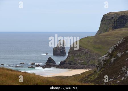 Sea Stack, Kearvaig Bay, Stac Clo Kearvaig, auch bekannt als die Kathedrale an der Nordküste Schottlands, Großbritannien Stockfoto