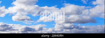 Himmel mit Wolke an einem sonnigen Tag. Panorama des blauen Himmels mit weißen Wolken Stockfoto