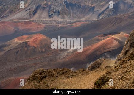 Schlackenkegel im Haleakala National Park. Blick vom Aussichtspunkt von Leleiwi. Maui. Hawaii. Regen und das Schmelzen von Gletschern, die durch Climat entstehen Stockfoto