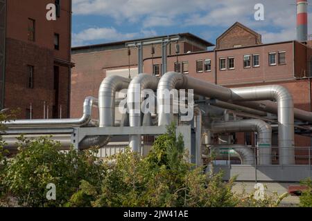 Berlin, Deutschland. 03. September 2022. Das Blockheizkraftwerk Moabit ist ein Blockheizkraftwerk (KWK) im Berliner Stadtteil Moabit. Sie versorgt die umliegenden Stadtgebiete mit Fernwärme und Strom. Das HKW wird vor allem mit schwarzer Kohle befeuert, auch Biomasse wird genutzt. Sie befindet sich am Friedrich-Krause-Ufer des Schifffahrtskanals Berlin-Spandau und gehört zum schwedischen Energiekonzern Vattenfall. (Foto: Michael Kuenne/PRESSCOV/Sipa USA) Quelle: SIPA USA/Alamy Live News Stockfoto