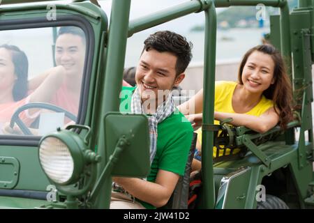 Glückliche Freunde, die Spaß haben, wenn sie mit dem Auto unterwegs sind Stockfoto