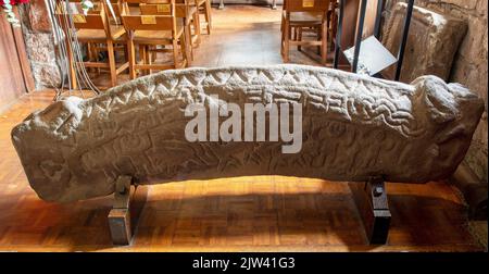 Es wird angenommen, dass es sich um Sigmund handelt, den Vater Sigurds in der Volsungensaga, der auf dem Hogback-Stein, St. Peter's Church, Heysham, Lancashire, Großbritannien, geschnitzt wurde Stockfoto