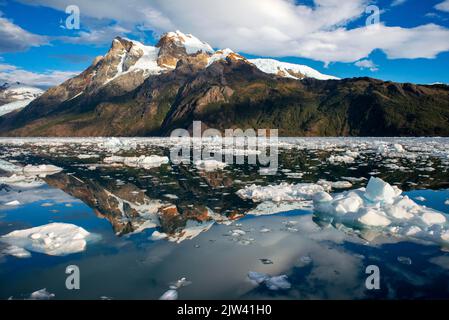 Fjord Calvo am Rande des Sarmiento-Kanals im Nationalpark Bernardo O'Higgins in Patagoniens chilenischen Fjorden bei Puerto Natales, Chile. Klima ch Stockfoto