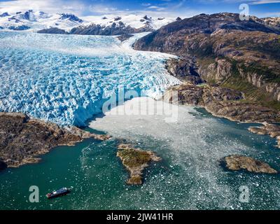 Luftaufnahme des El Brujo Gletschers am Rand des Sarmiento Kanals im Bernardo O'Higgins Nationalpark in Patagonien Chile Fjorde in der Nähe von Puerto Natale Stockfoto