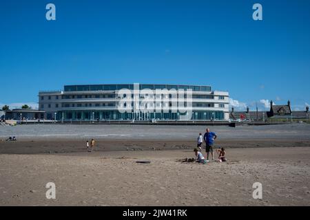 Bauen von Sandburgen vor dem berühmten Art déco-Midland-Hotel, Morecambe Bay, Lancashire, Großbritannien Stockfoto