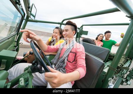 Gruppe junger Menschen, die mit dem Auto reisen Stockfoto