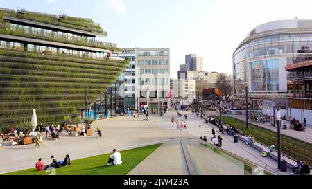 Blick auf die moderne Innenstadt von Düsseldorf mit neugebauter Kö-Bogen II. Es hat ein begehbares, dreieckiges grünes Rasendach. Stockfoto