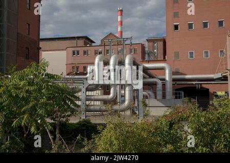 Berlin, Deutschland. 3. September 2022. Das Blockheizkraftwerk Moabit ist ein Blockheizkraftwerk (KWK) im Berliner Stadtteil Moabit. Sie versorgt die umliegenden Stadtgebiete mit Fernwärme und Strom. Das HKW wird vor allem mit schwarzer Kohle befeuert, auch Biomasse wird genutzt. Sie befindet sich am Friedrich-Krause-Ufer des Schifffahrtskanals Berlin-Spandau und gehört zum schwedischen Energiekonzern Vattenfall. (Bild: © Michael Kuenne/PRESSCOV über ZUMA Press Wire) Stockfoto