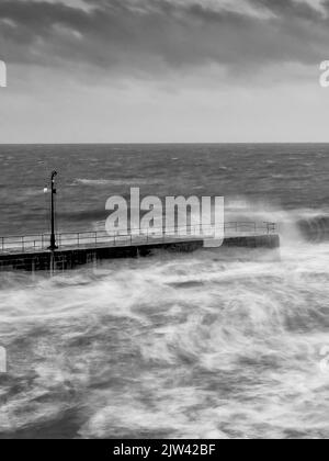 Der Sturm von 2014, der Porthleven Cornwall traf, sorgte für einige erstaunliche lange Verschlusszeiten-Bilder vom Pier und den Wellen. Stockfoto