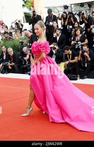Venedig, Italien. 03. September 2022. Venezia, 79. Venice Film Festival 2022, Quarta Serata, Red Carpet del Film 'Argentina, 1985' Nella Foto: Virna Toppi, prima ballerina del Corpo di Ballo del Teatro alla Scala Credit: Independent Photo Agency/Alamy Live News Stockfoto