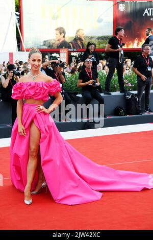Venedig, Italien. 03. September 2022. Venezia, 79. Venice Film Festival 2022, Quarta Serata, Red Carpet del Film 'Argentina, 1985' Nella Foto: Virna Toppi, prima ballerina del Corpo di Ballo del Teatro alla Scala Credit: Independent Photo Agency/Alamy Live News Stockfoto