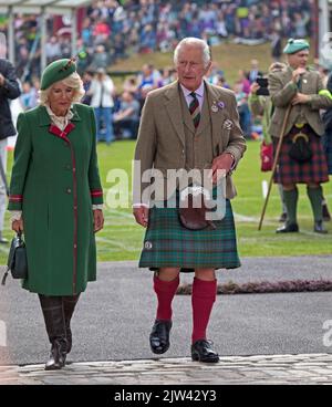 Braemar, Aberdeenshire, Schottland, Großbritannien. 3.. September 2022. Braemar Royal Highland Gathering 2022. Mass Pipe Bands und Highland Games hielten ein Publikum an einem langweiligen, aber trockenen Tag unterhalten. Abgebildet Prinz Charles, Herzog und Herzogin von Rothesay, Camilla, Prinz von Wales Stockfoto