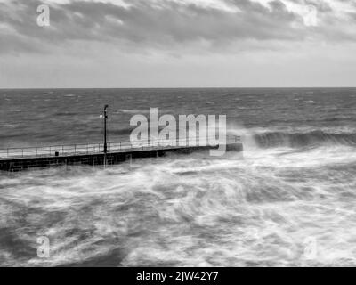 Der Sturm von 2014, der Porthleven Cornwall traf, sorgte für einige erstaunliche lange Verschlusszeiten-Bilder vom Pier und den Wellen. Stockfoto