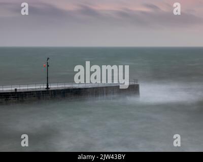 Der Sturm von 2014, der Porthleven Cornwall traf, sorgte für einige erstaunliche lange Verschlusszeiten-Bilder vom Pier und den Wellen. Stockfoto